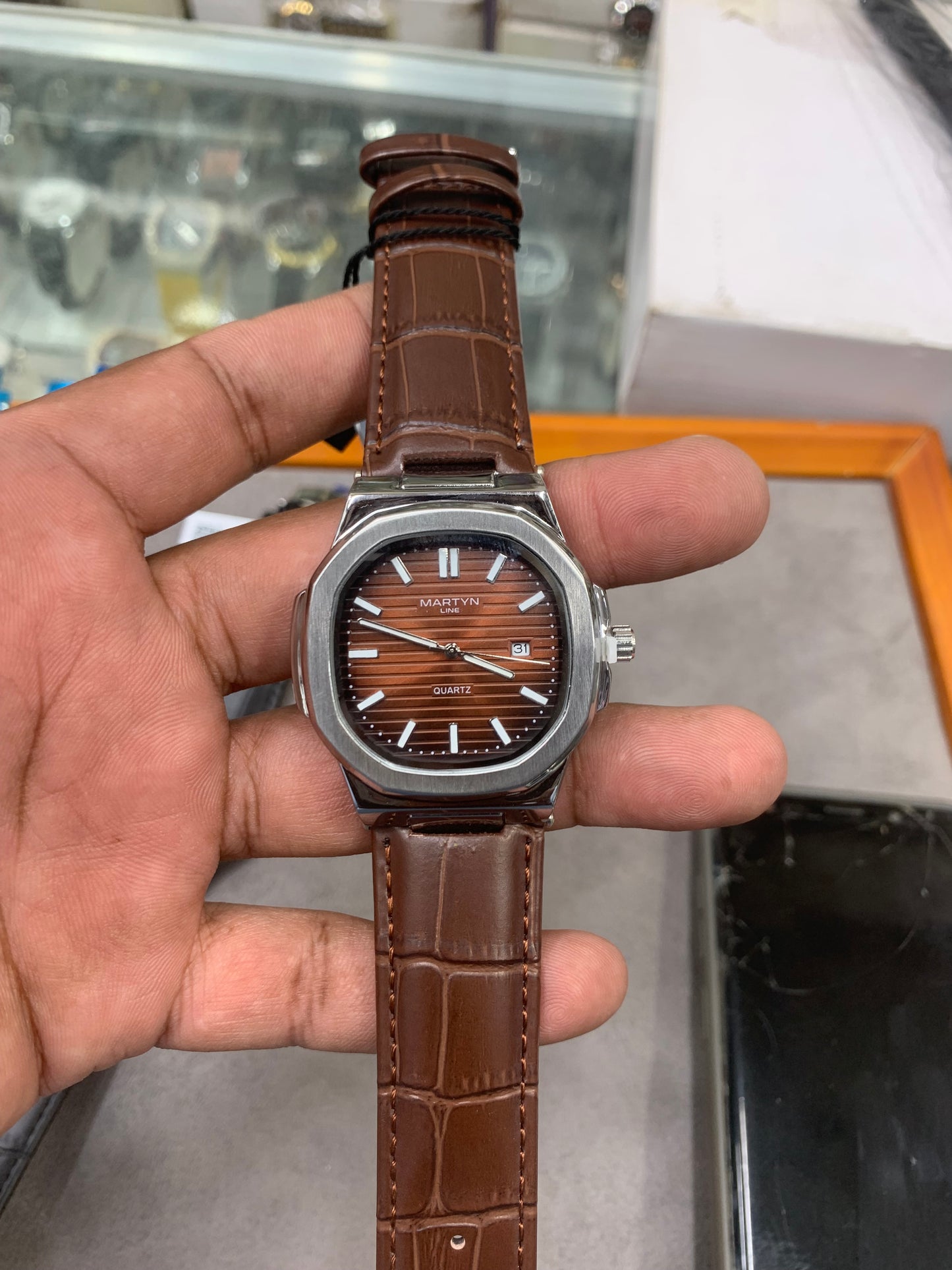 Brown, embossed leather strap brown horizontal-patterned dial watch date style watch ,Luxury Men's watch