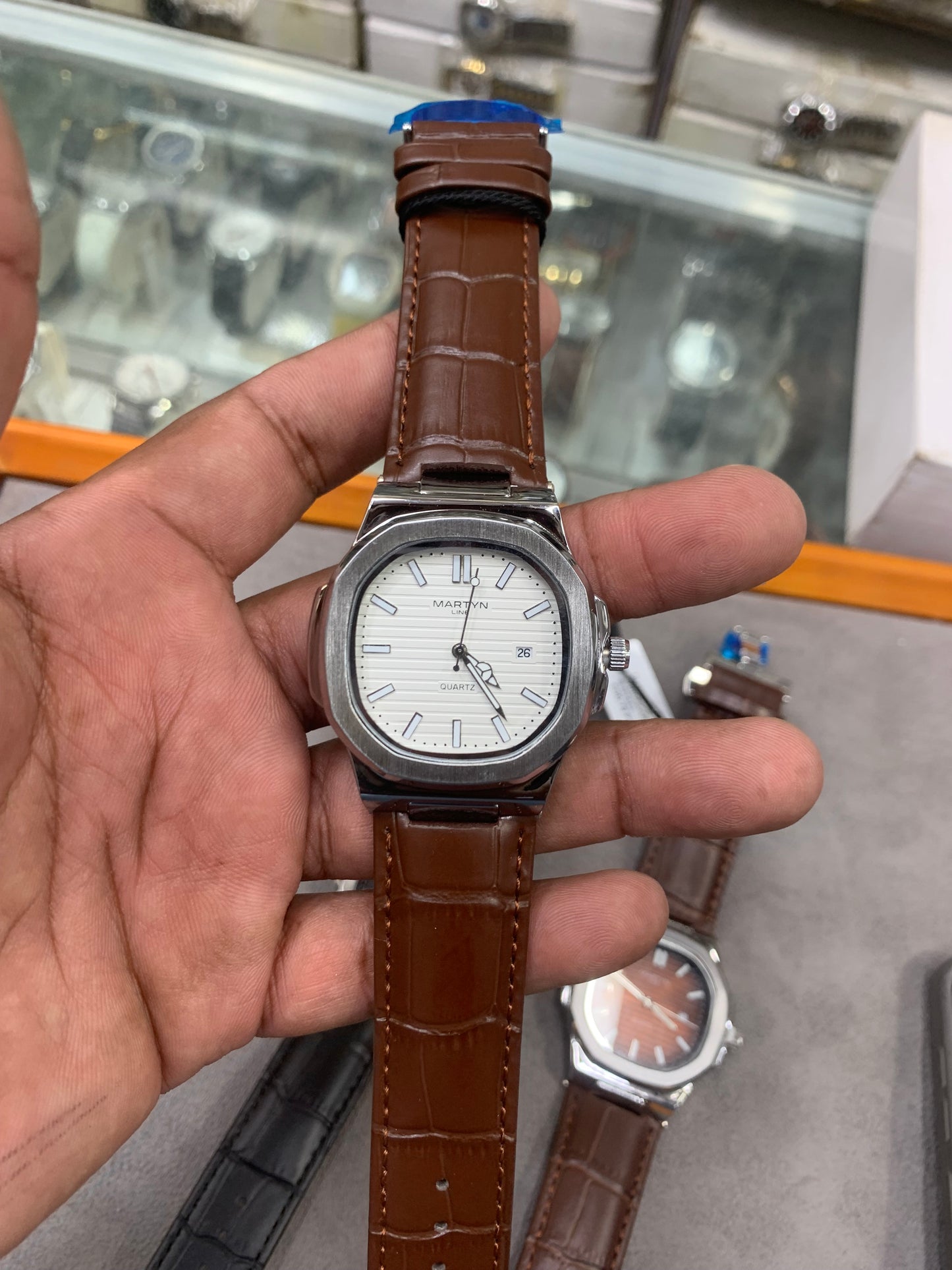 Brown, embossed leather strap brown horizontal-patterned dial watch date style watch ,Luxury Men's watch
