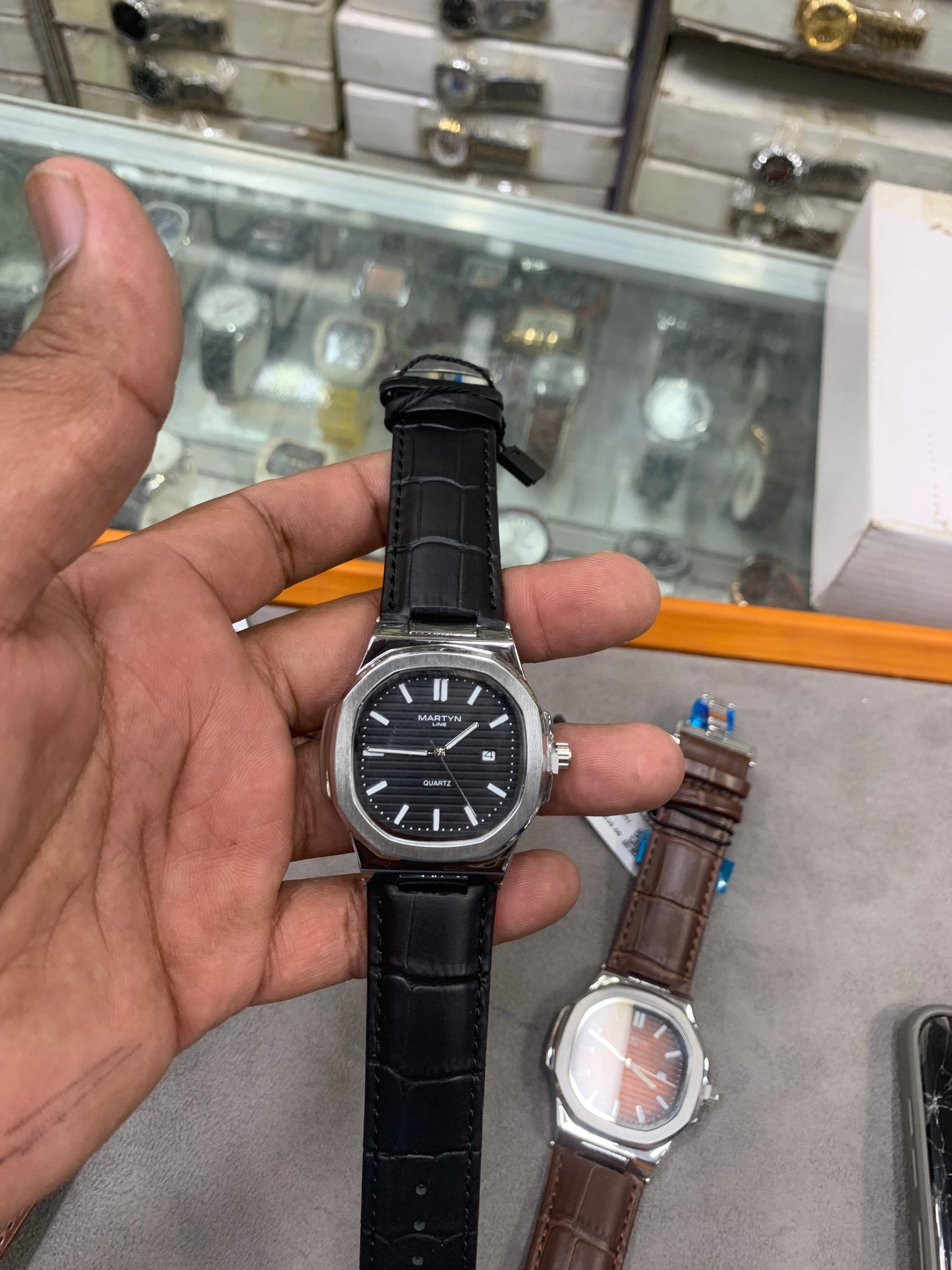 Brown, embossed leather strap brown horizontal-patterned dial watch date style watch ,Luxury Men's watch